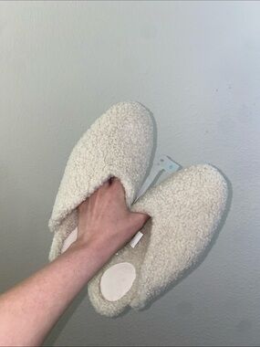 💋 NWT Cream Fluffy Faux Fur slippers, Women’s size 8!